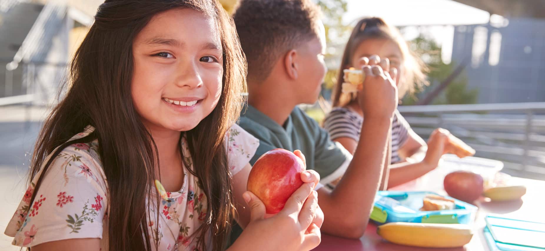 Students eating lunch outside
